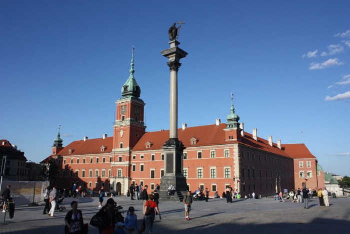 Plac Zamkowy w Warszawie z kolumną Zygmunta III Wazy i Zamkiem Królewskim.